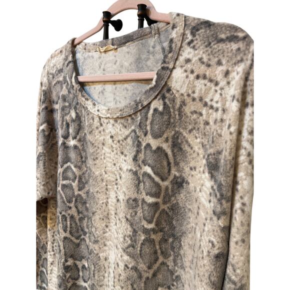 Oddy Women’s 1XL Gray Leopard Print Sweatshirt Made in USA Soft Stretch Pullover - Picture 2 of 4